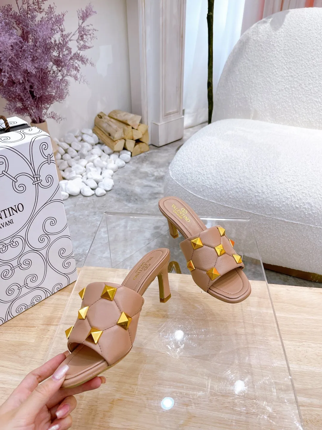 👟👟Ex-factory price 380👟👟 Genuine leather sole +40 Valentino.Valentino👑👑Rivets The latest series of the slippers counter, the highest version, perfect details, a very eye-catching catwalk series launched [strong][strong] V's popular rivet elements, luxurious and gorgeous! Various colors can be matched with beautiful clothes in spring and summer. There are many choices🎉🎉Exquisite and durable. It is copied at 1:1 of the original product. The upper foot is very pedicure-like. The key point is that it is very good and easy to control. It does not grind the feet and does not tire the feet. It is a walking artifact. The last shape is completely compared to the counter. The details are perfect. Without the original version, it would not be so exquisite! (Note! The heel shape and height are exclusively molded according to the original version, and are not randomly substituted by the market🐂) The color and texture of the fasteners are consistent with the original version! Fabric: Sheepskin Lining: Sheepskin lining 5 colors: off-white, black, bare, burgundy, pink Size: 34 to 41 (34, 40, 41, custom-made, non-refundable and non-exchangeable) Heel height: flat rubber bottom: genuine leather bottom: